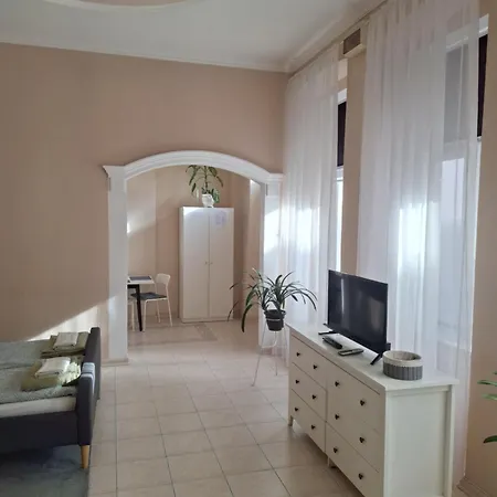 Mainstreet Apartment *